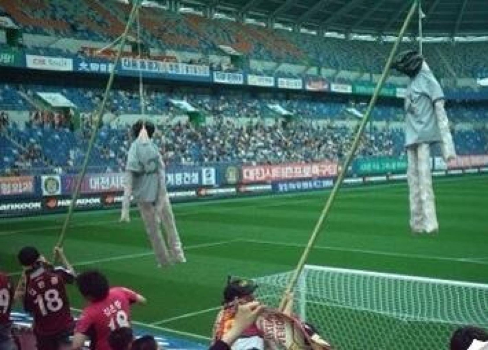 0cc91f9ccdafa9a1d87cd555feb06aa0.jpg : (혐짤주의) 그들이 위대한 영웅을 대접하는 방법