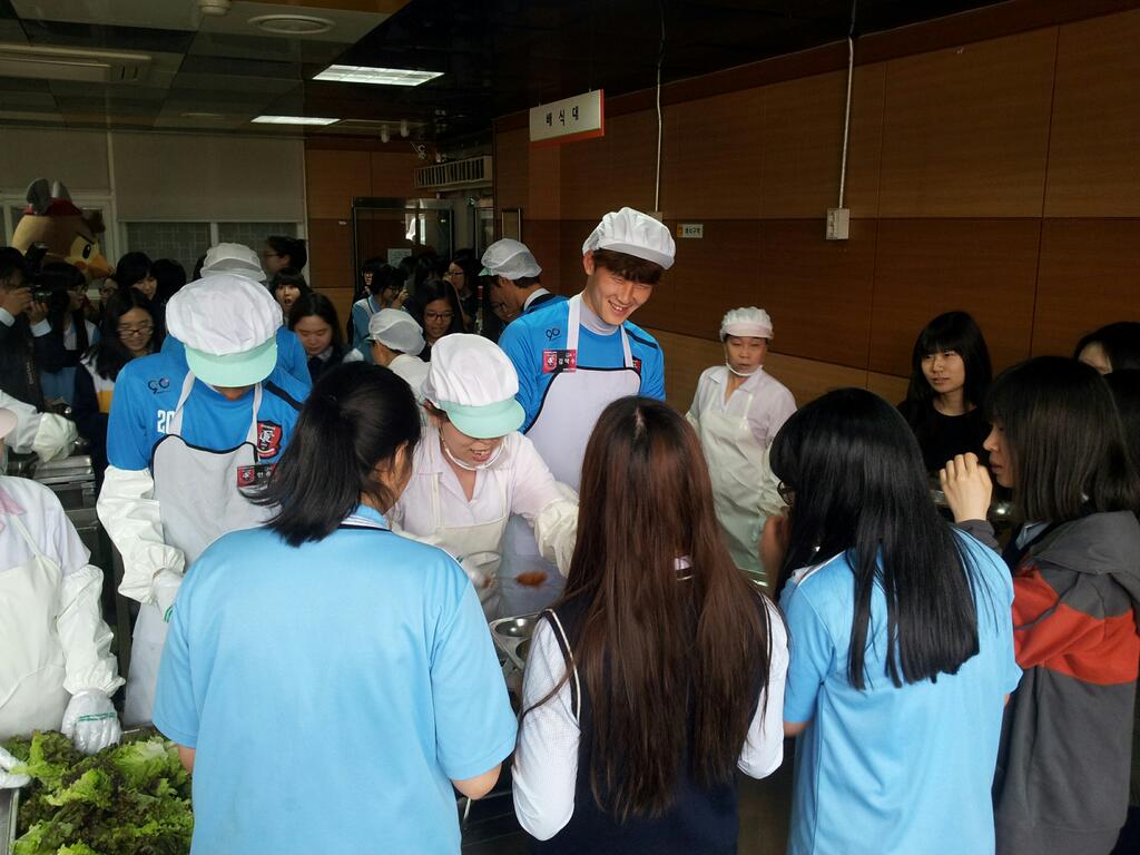 BJy39vaCAAAj_3x.jpg : 트위터에 급식봉사 사진 올라왔네요