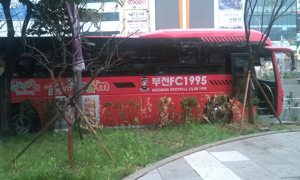 IMG_20130704_174212.jpg : 상동역앞에 선수들이 뙇!!