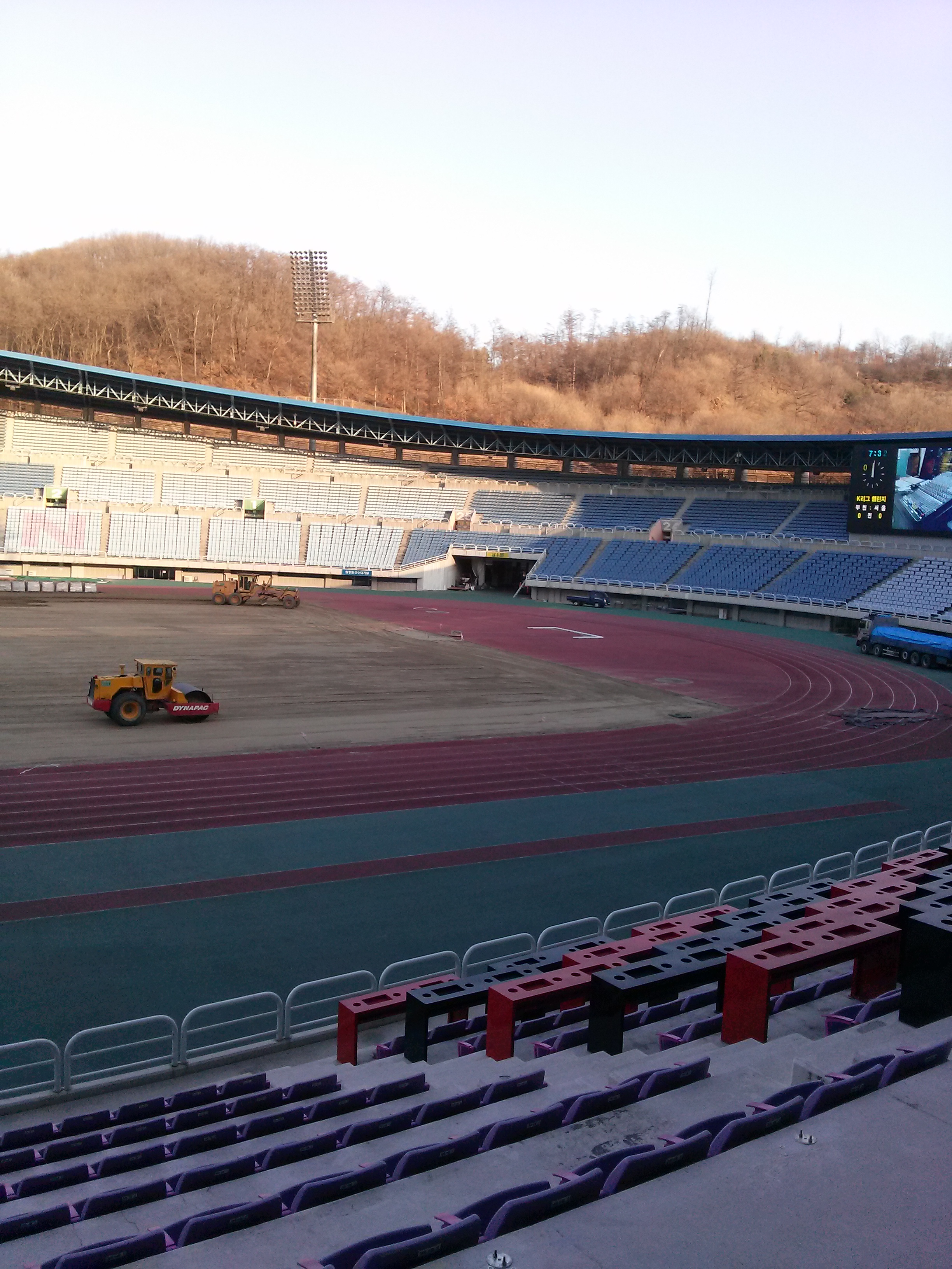 34.jpg : 운동장 잔디교체 공사중 34.jpg : 운동장 잔디교체 공사중