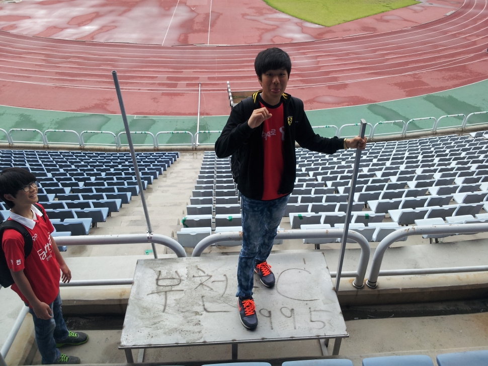 20130519_120241.jpg : 서포터창고  리딩석 보수.