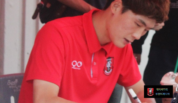 002.png : 부천FC 선수들의 팬 싸인회 모습