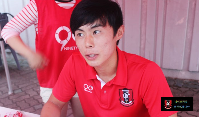 001.png : 부천FC 선수들의 팬 싸인회 모습