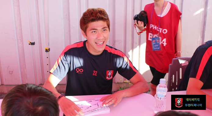 005.png : 부천FC 선수들의 팬 싸인회 모습