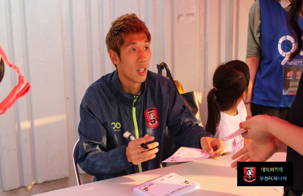 003.png : 부천FC 선수들의 팬 싸인회 모습