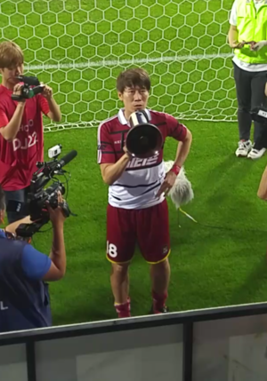 은퇴식에서의_김은중.png : 언론에서는 다루지 않는 축구